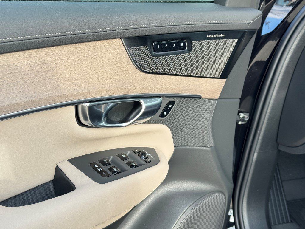 2026 Volvo XC90 Plus - Photo 17