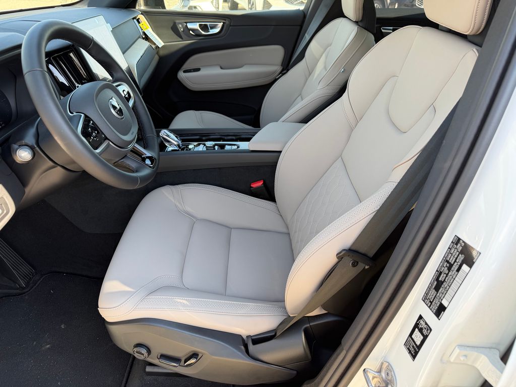 2026 Volvo XC60 Plus - Photo 17