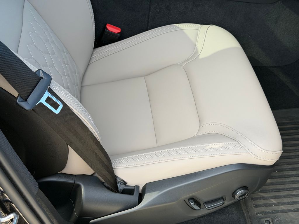 2026 Volvo XC60 Plus - Photo 8