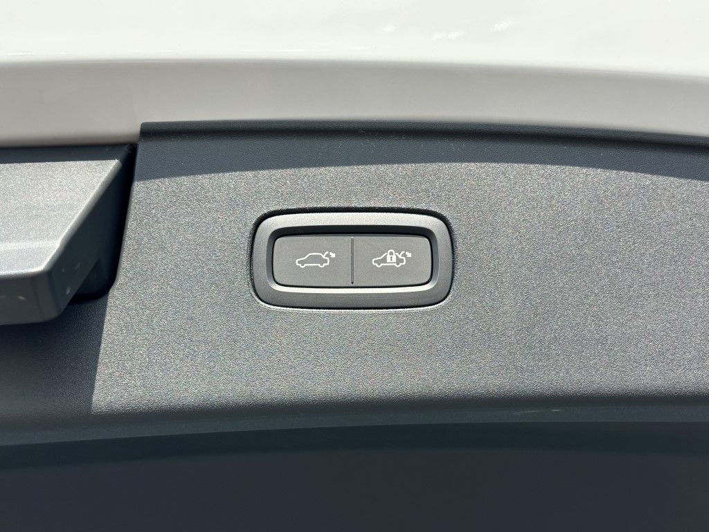 2025 Volvo EX90 Ultra - Photo 17