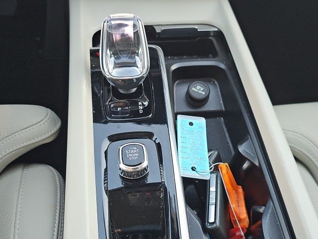 2023 Volvo XC60 B5 Ultimate photo 3