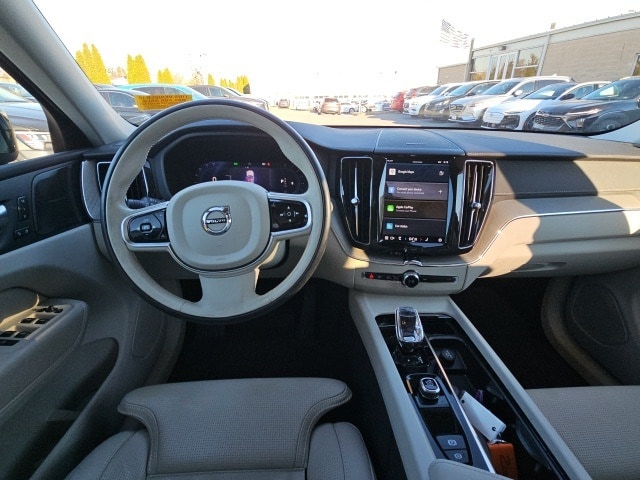 2023 Volvo XC60 B5 Ultimate photo 2