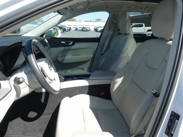 2023 Volvo XC60 B5 Ultimate photo 3
