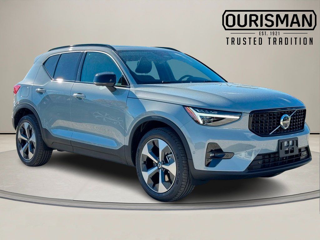 2026 Volvo XC40 B5 Plus Dark AWD's photo
