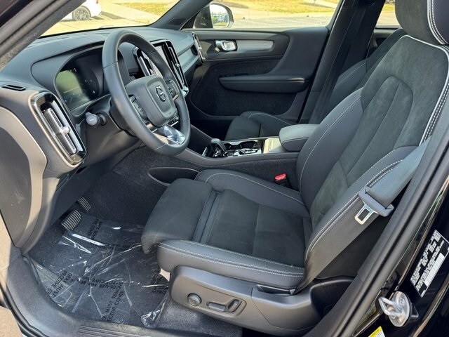 2023 Volvo XC40 Plus photo 3
