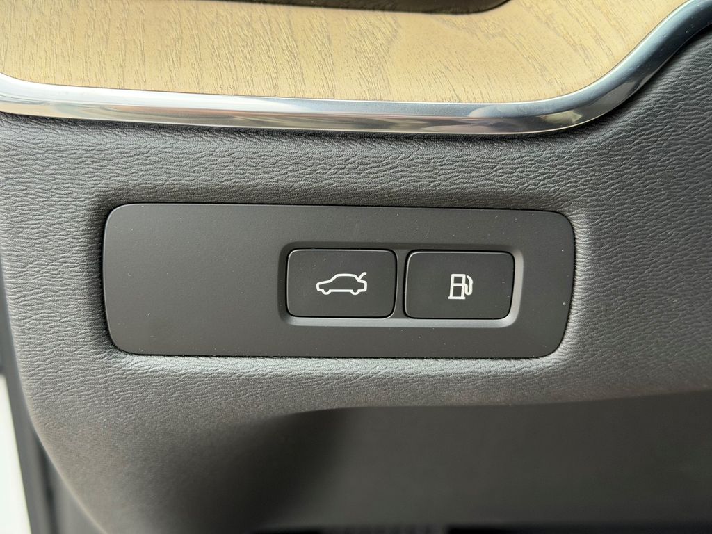 2026 Volvo XC60 Plus - Photo 32