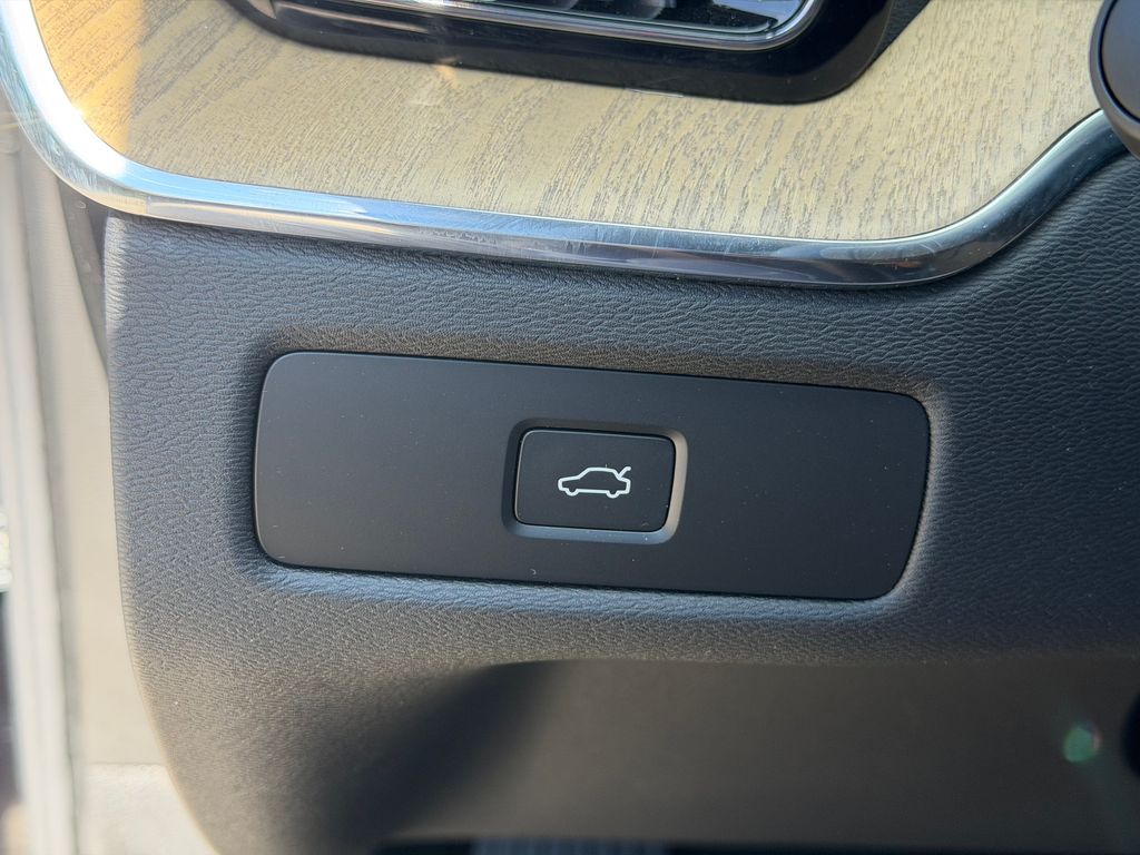 2026 Volvo XC60 Plus - Photo 31