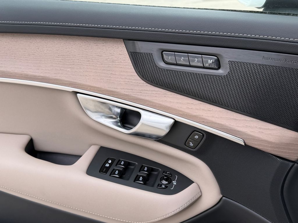 2026 Volvo XC90 Plus - Photo 33