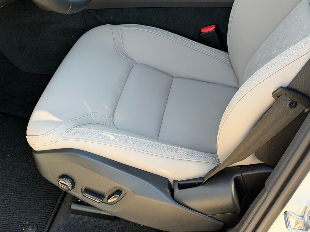 2026 Volvo XC60 Plus - Photo 16