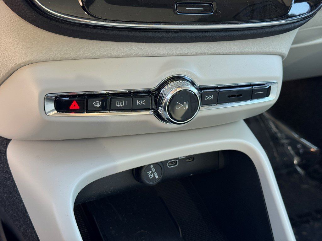 2026 Volvo XC40 Ultra - Photo 26