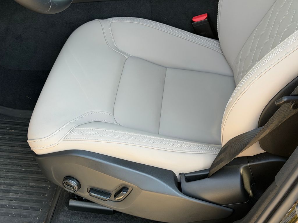 2026 Volvo XC60 Plus - Photo 16