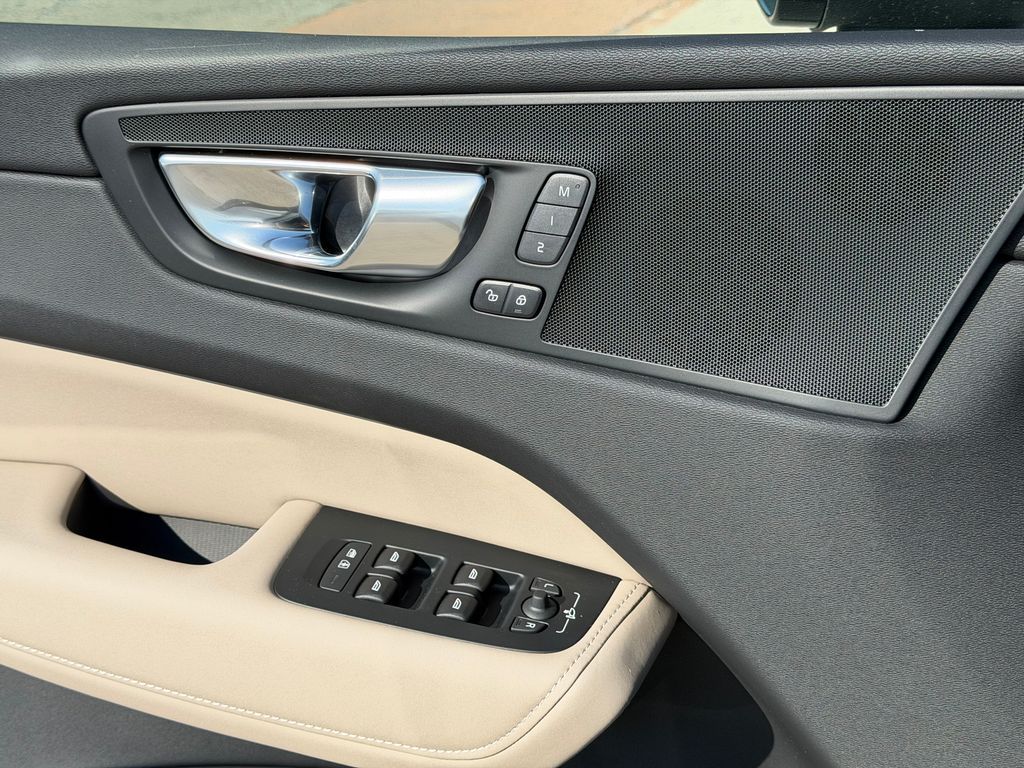 2026 Volvo XC60 Plus - Photo 32