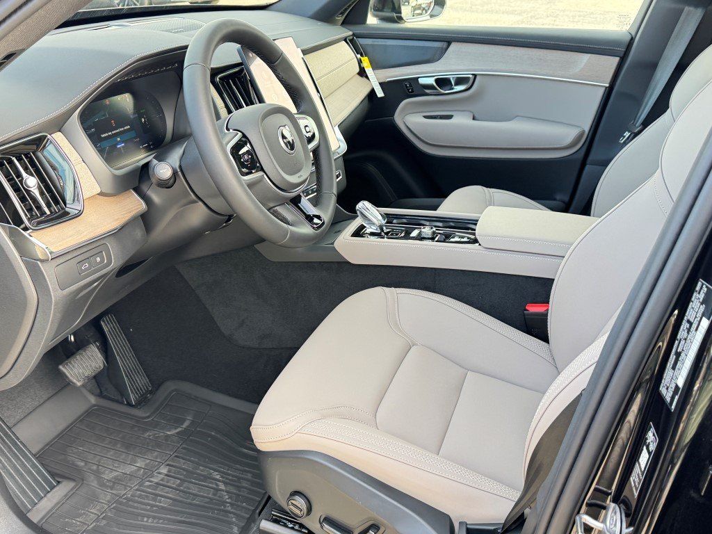 2026 Volvo XC90 Plus - Photo 18
