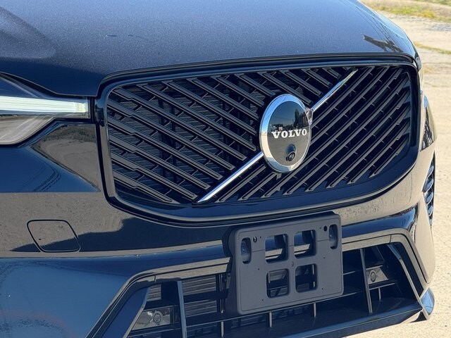 2026 Volvo XC60 B5 Plus photo 2