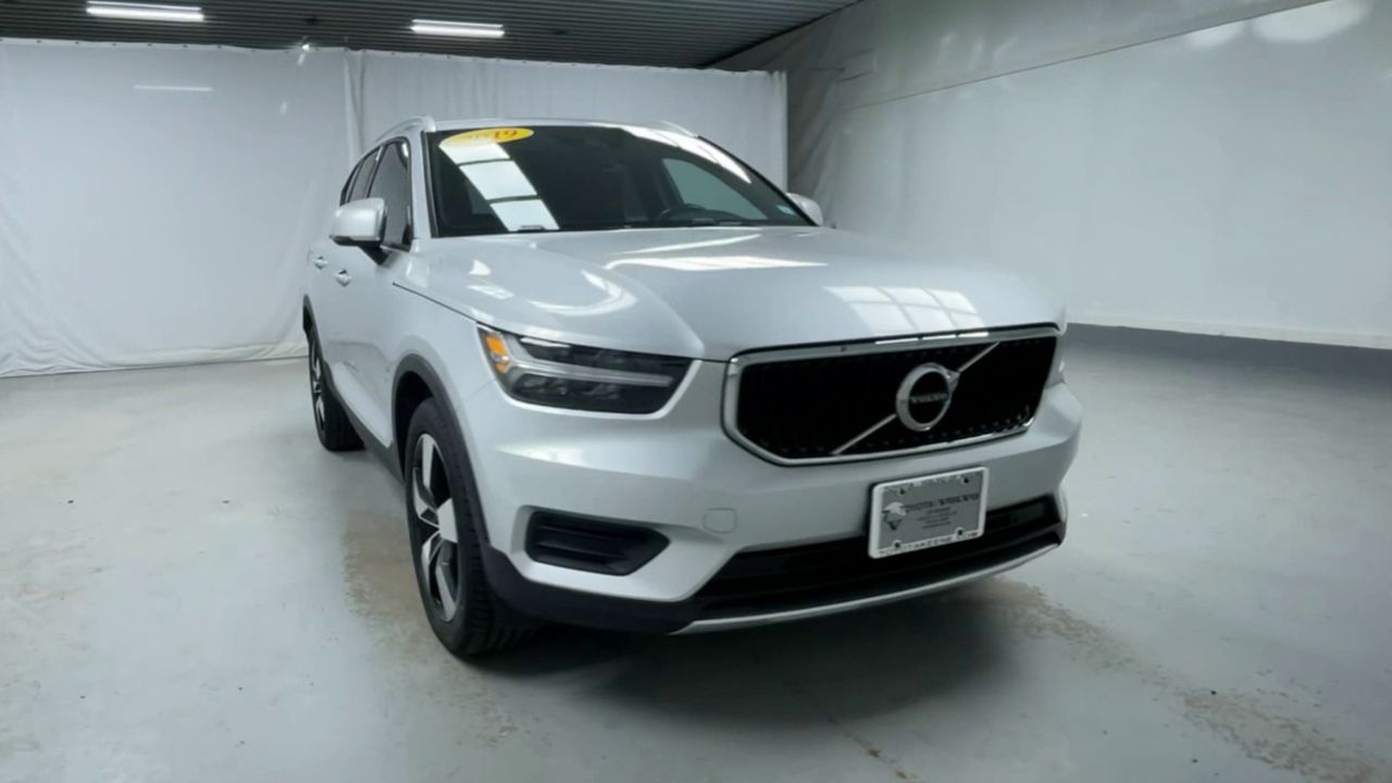 2019 Volvo XC40 Momentum photo 2