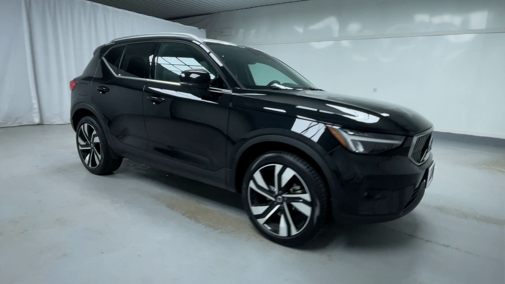 2025 Volvo XC40 Plus photo 2