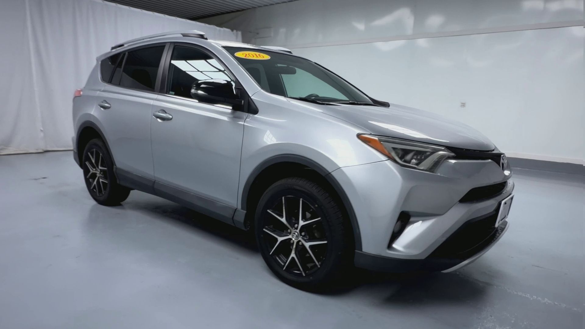 2016 Toyota RAV4 SE photo 2
