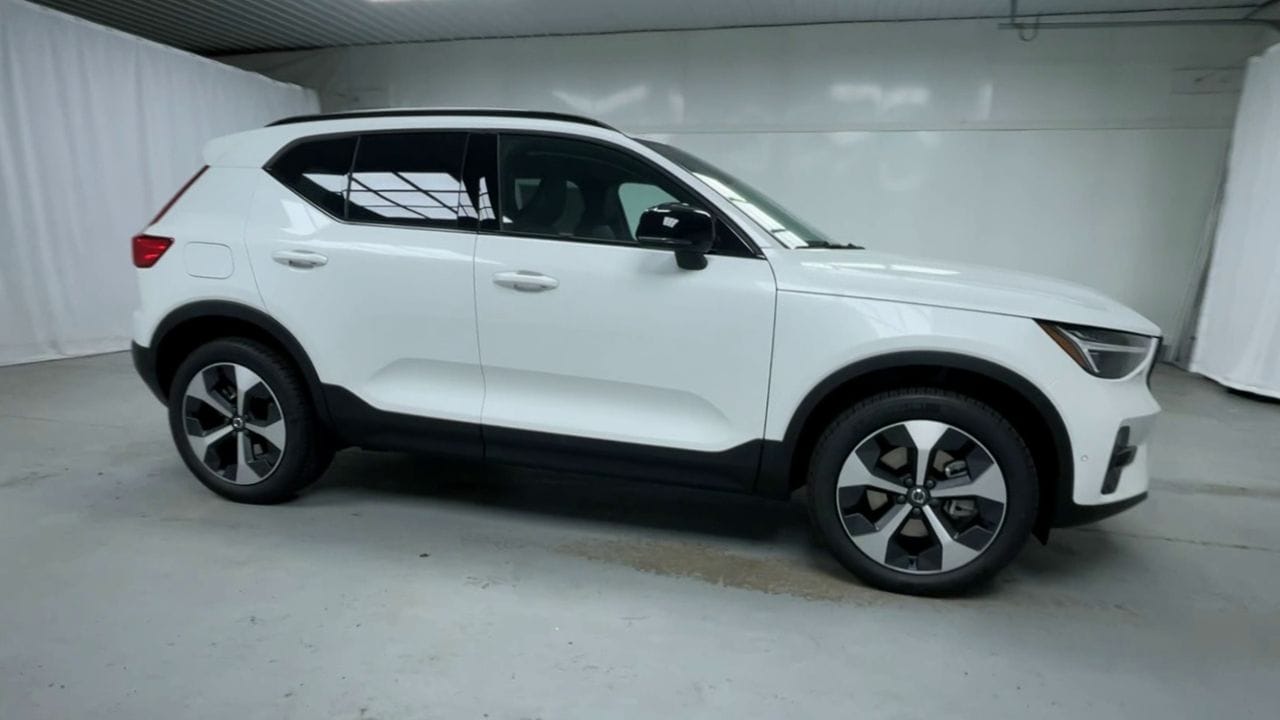 2026 Volvo XC40 Plus - Photo 17