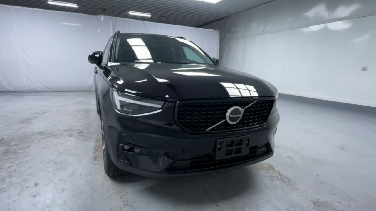 2026 Volvo XC40 Plus photo 3