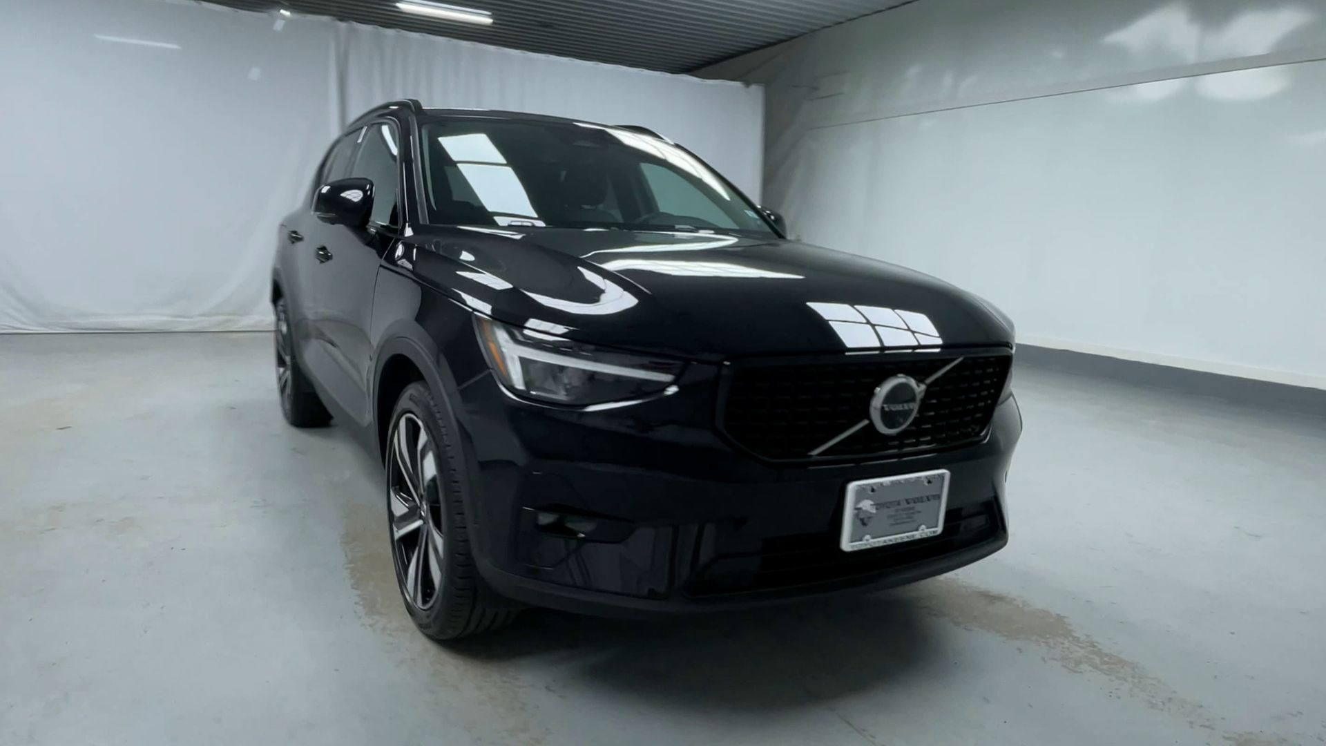 2025 Volvo XC40 Plus photo 3