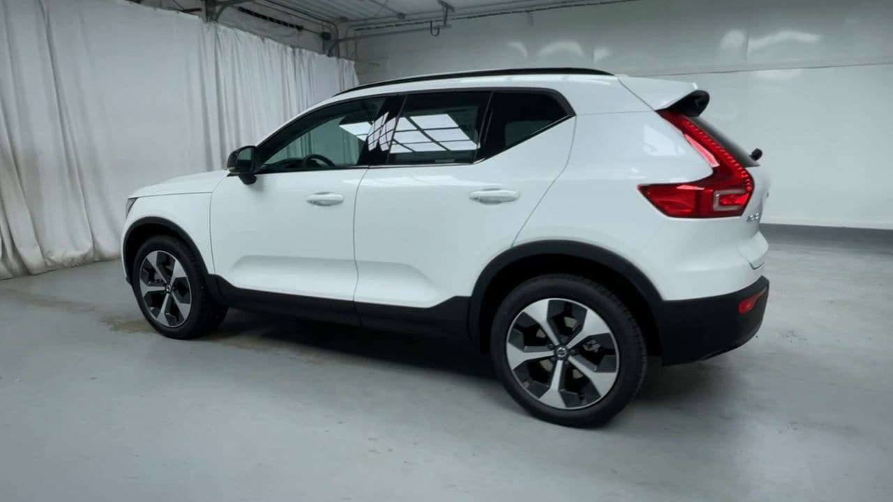 2026 Volvo XC40 Plus - Photo 10