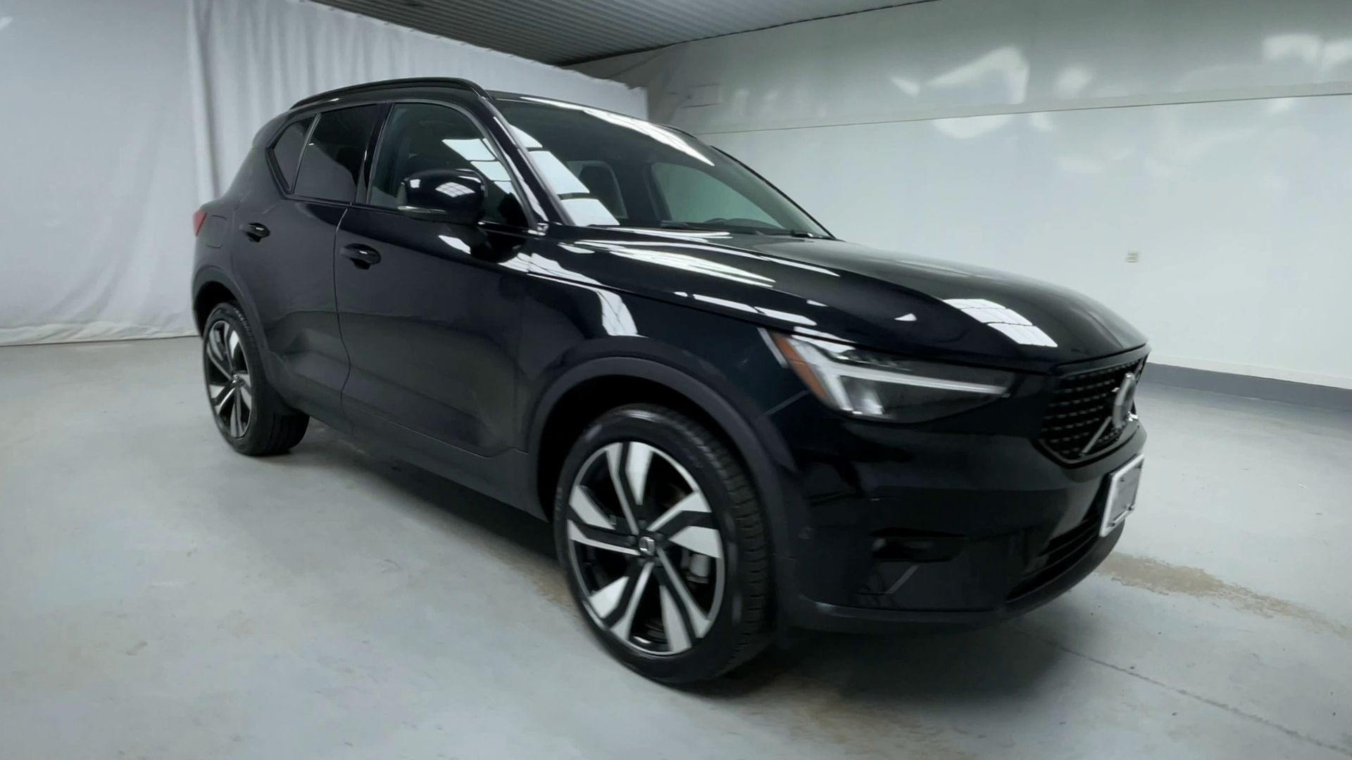 2025 Volvo XC40 Plus photo 3