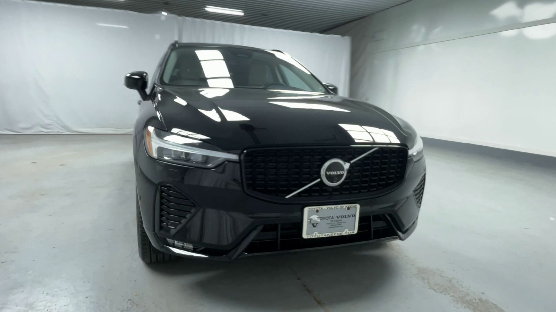 2025 Volvo XC60 B5 Plus photo 3