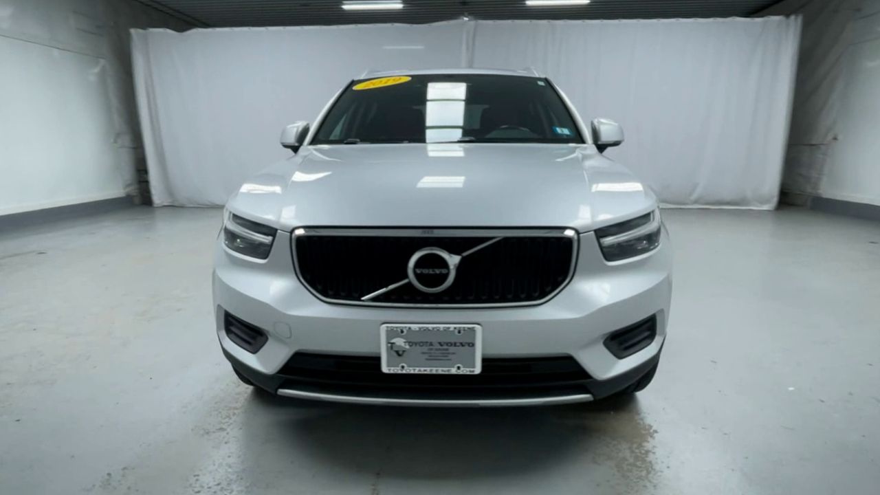 2019 Volvo XC40 Momentum photo 3
