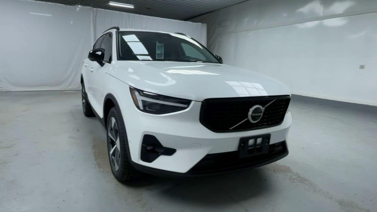 2026 Volvo XC40 Plus - Photo 3