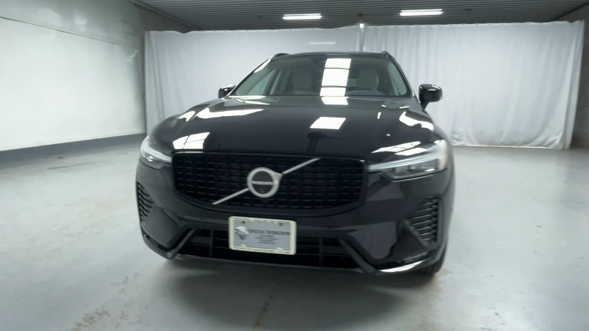 2025 Volvo XC60 B5 Plus photo 4