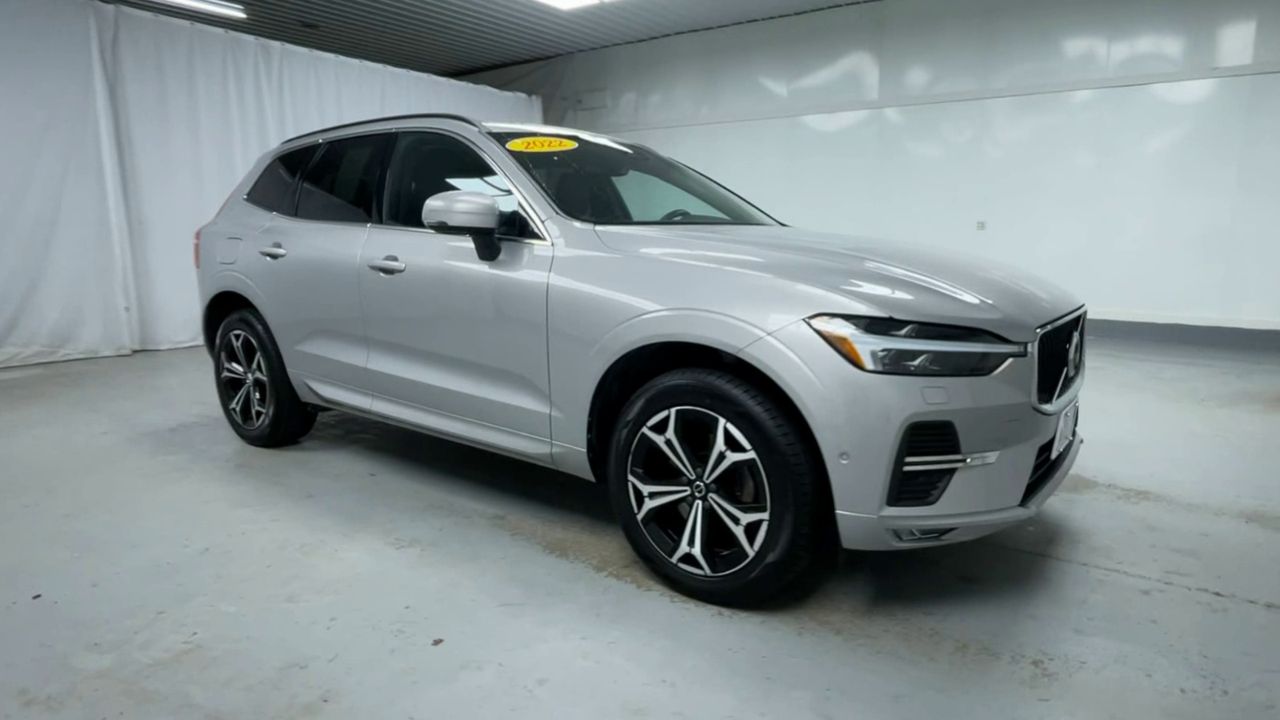 2022 Volvo XC60 B5 Momentum photo 2