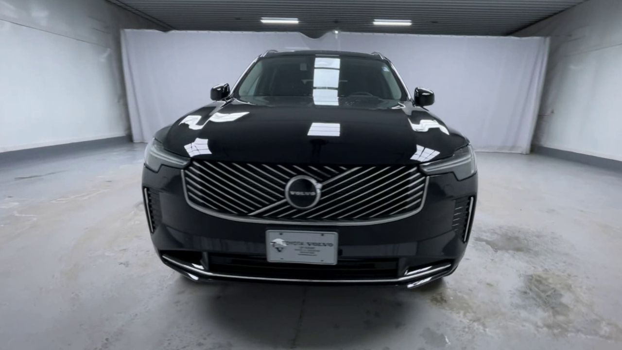 2025 Volvo XC90 T8 Core photo 4