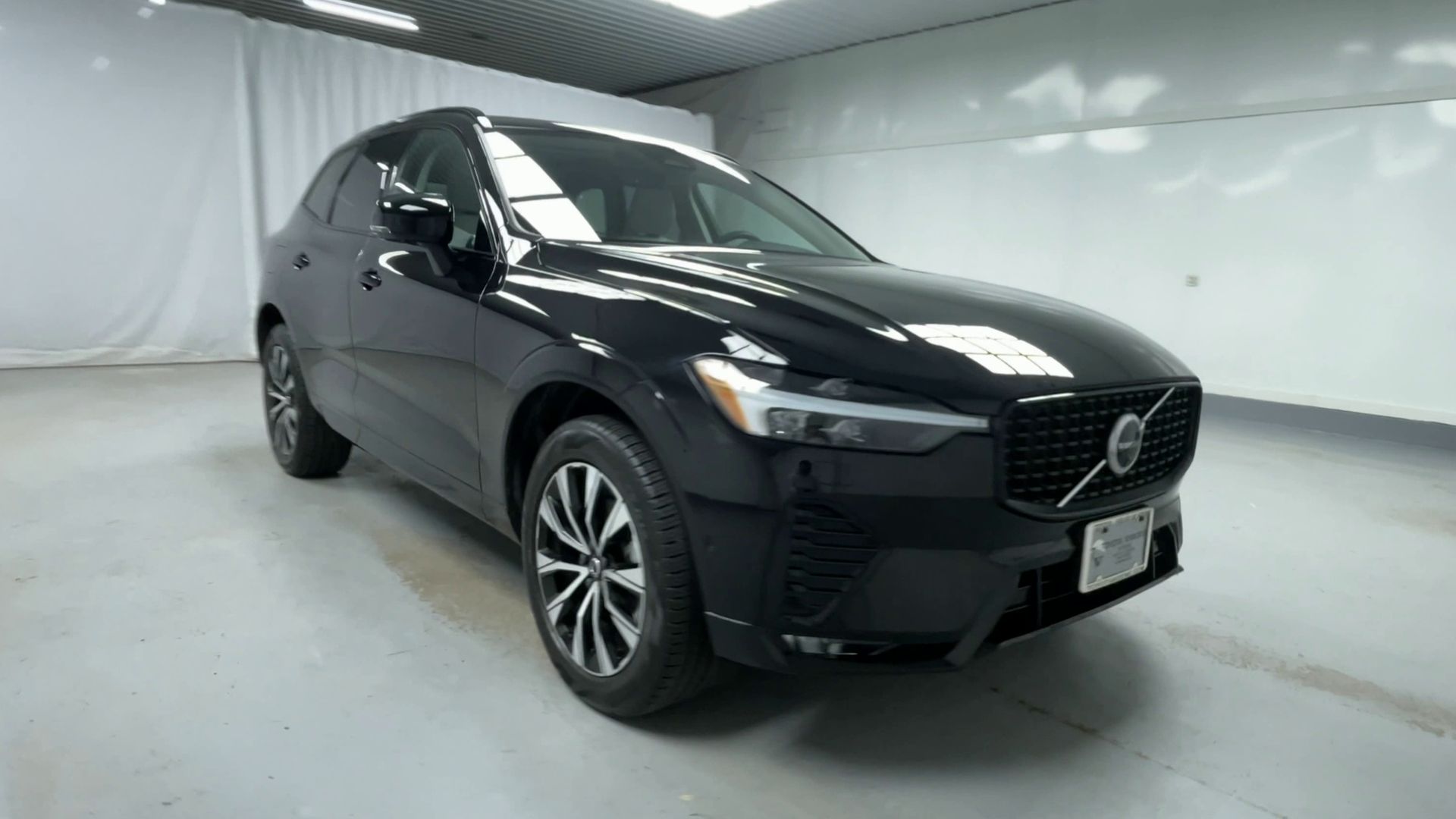 2025 Volvo XC60 B5 Plus photo 2