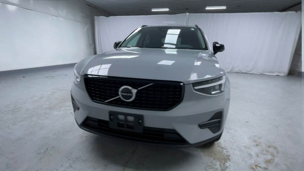 2026 Volvo XC40 Core photo 4
