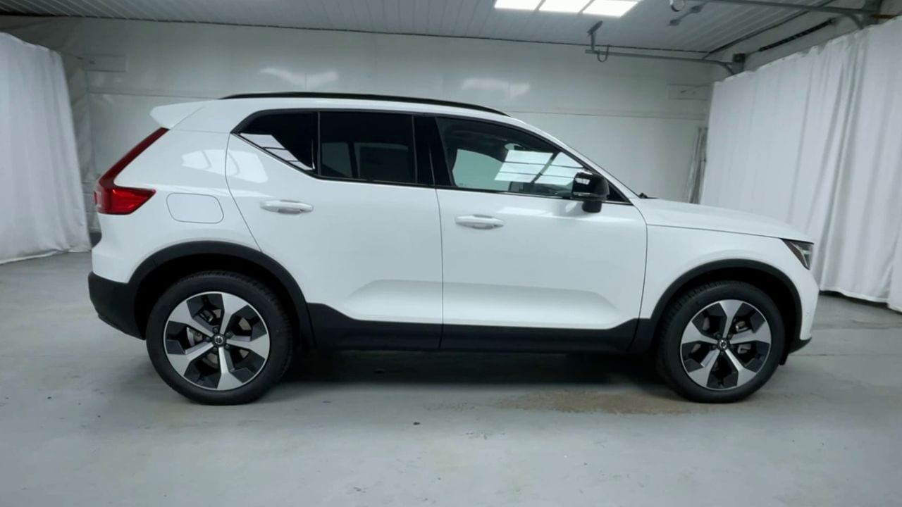 2026 Volvo XC40 Plus - Photo 16
