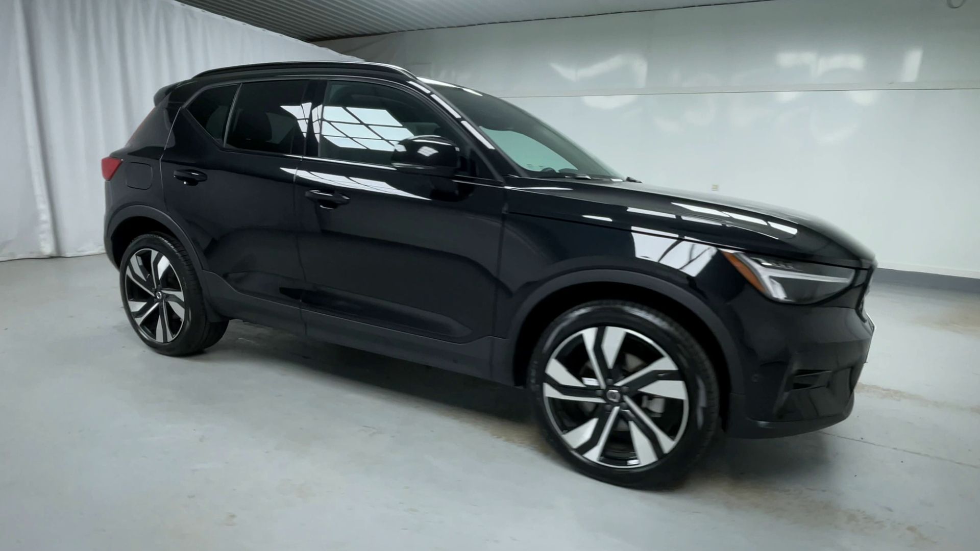 2025 Volvo XC40 Plus photo 2