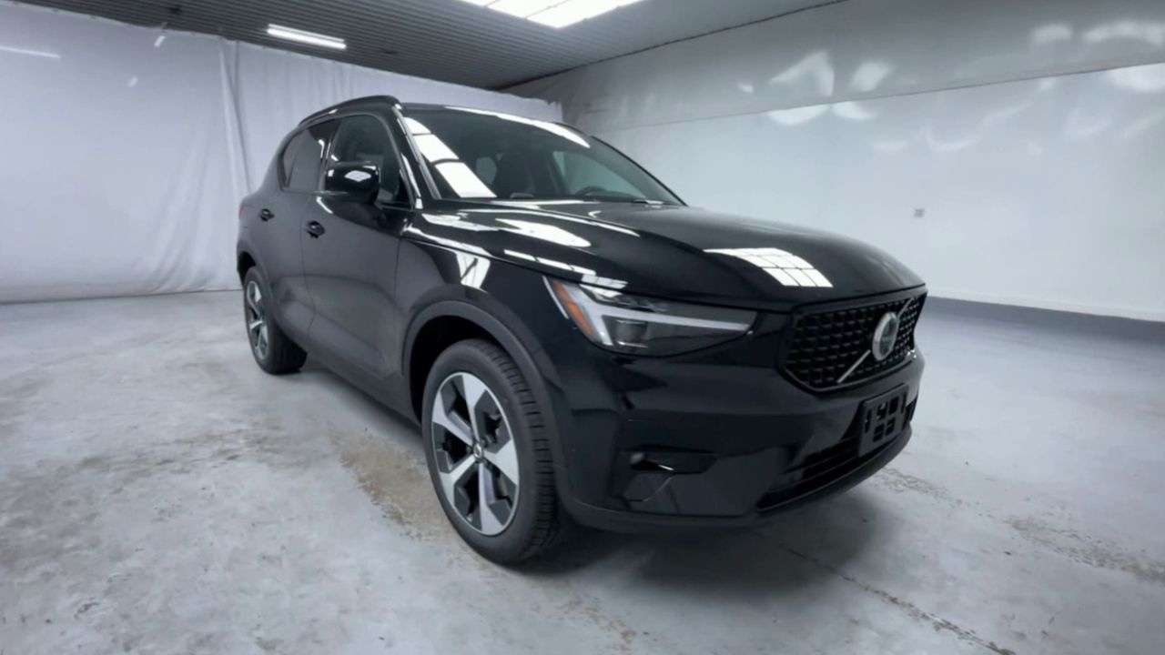 2026 Volvo XC40 Plus photo 2