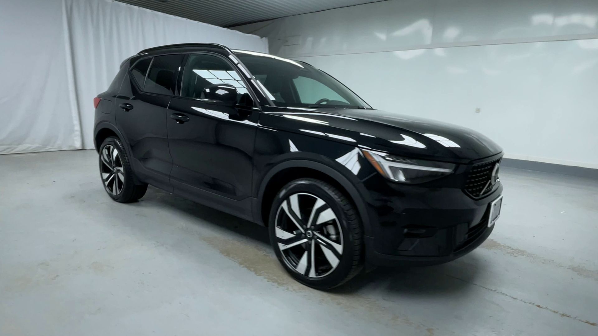 2025 Volvo XC40 Plus photo 2