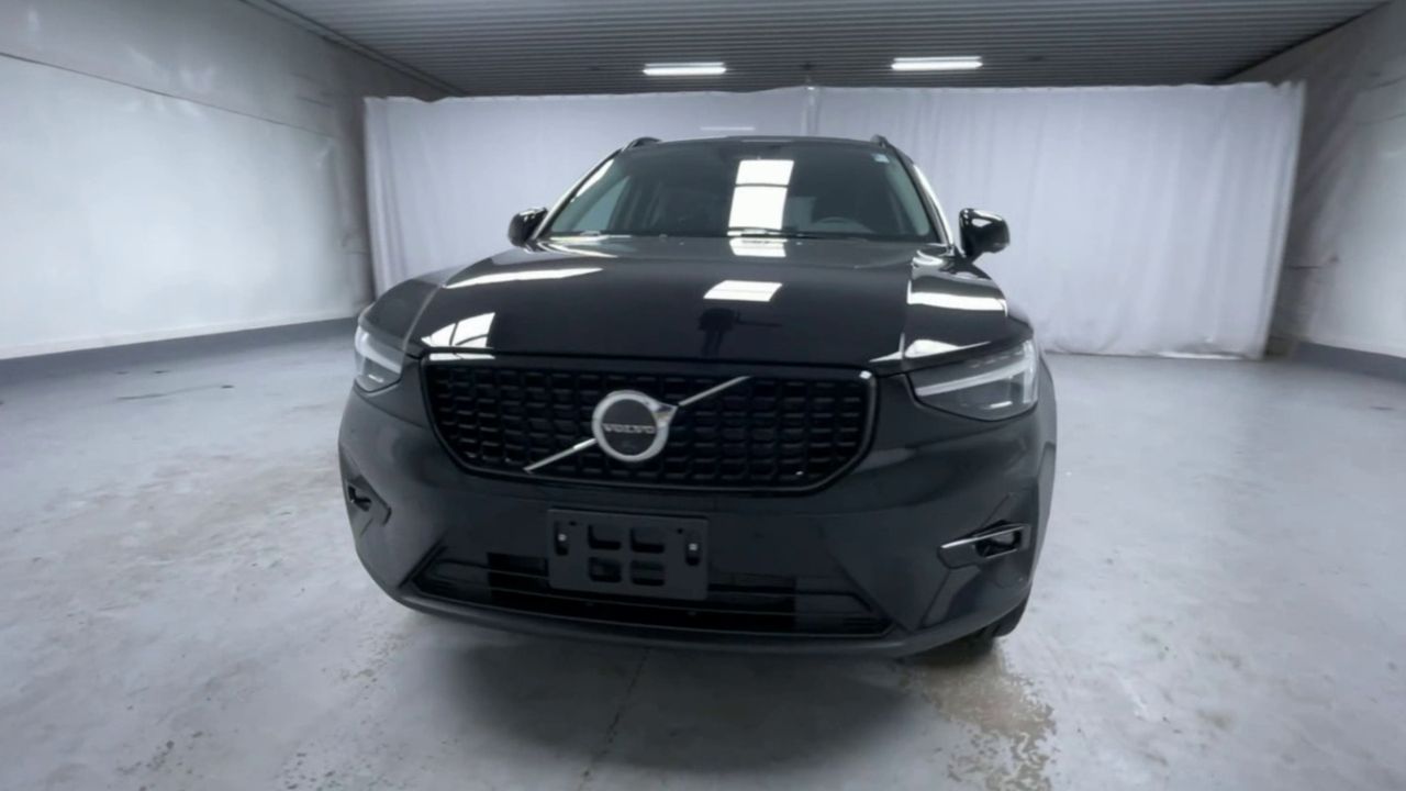 2026 Volvo XC40 Plus photo 4
