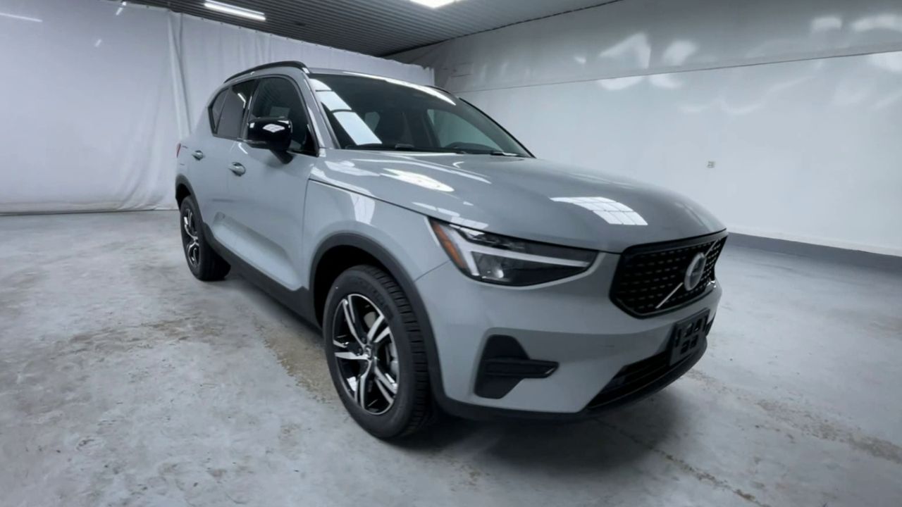 2026 Volvo XC40 Core photo 2
