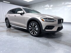 2026 Volvo V60 Cross Country B5 Ultra Wagon