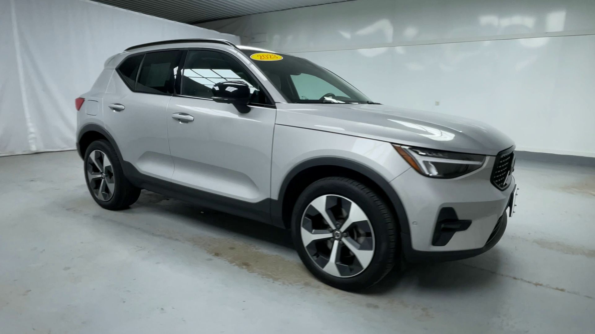 2023 Volvo XC40 Plus photo 2