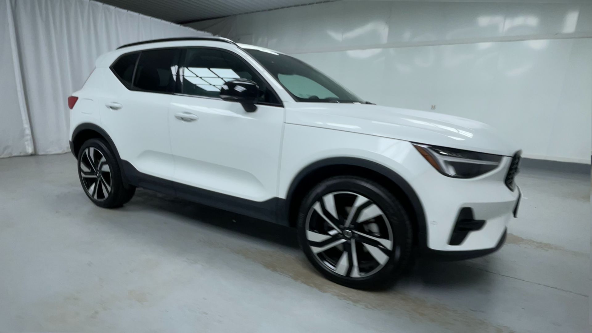 2025 Volvo XC40 Plus photo 2
