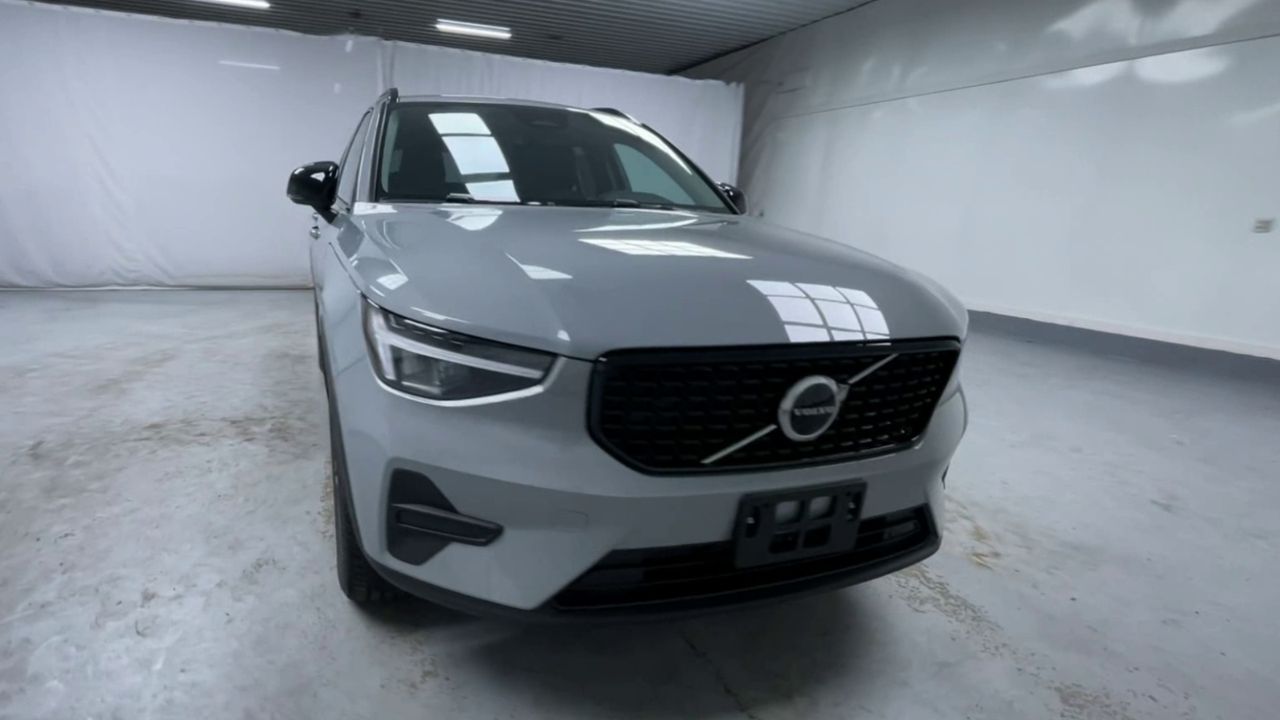 2026 Volvo XC40 Core photo 3