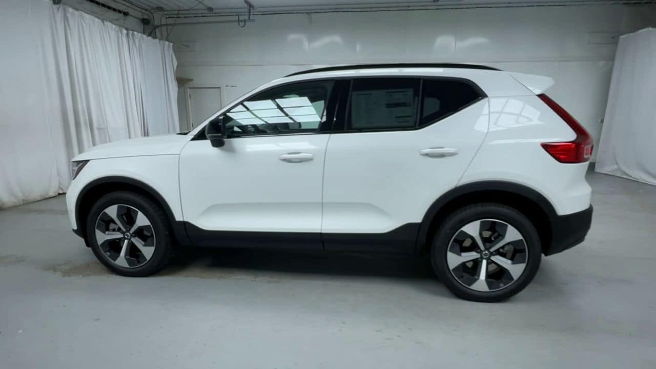 2026 Volvo XC40 Plus - Photo 9