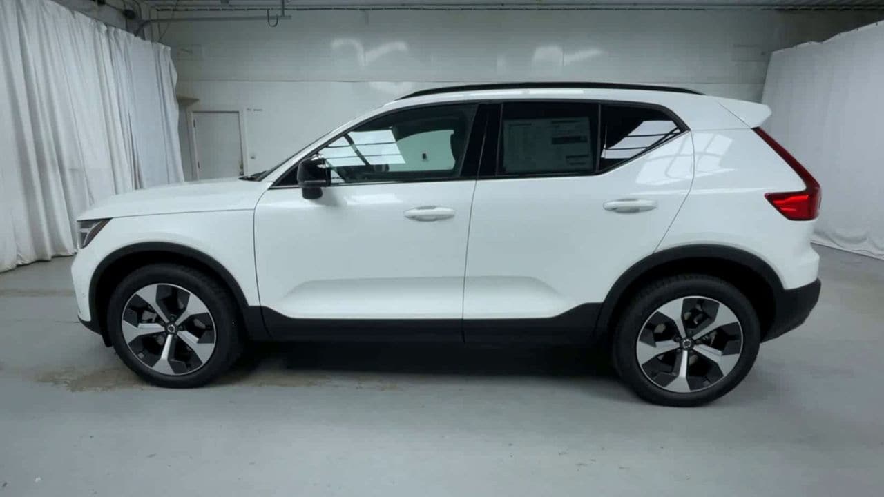 2026 Volvo XC40 Plus - Photo 8