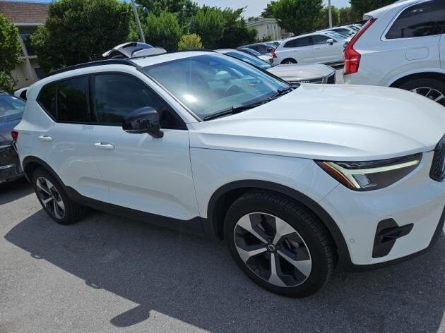 2023 Volvo XC40 AWD Plus photo 2