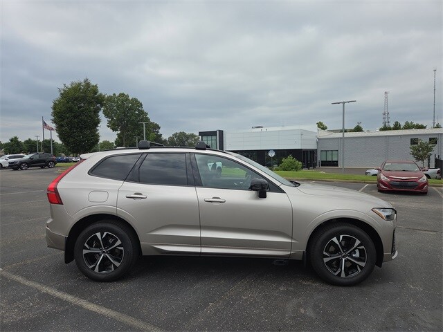 2026 Volvo XC60 B5 Core photo 2
