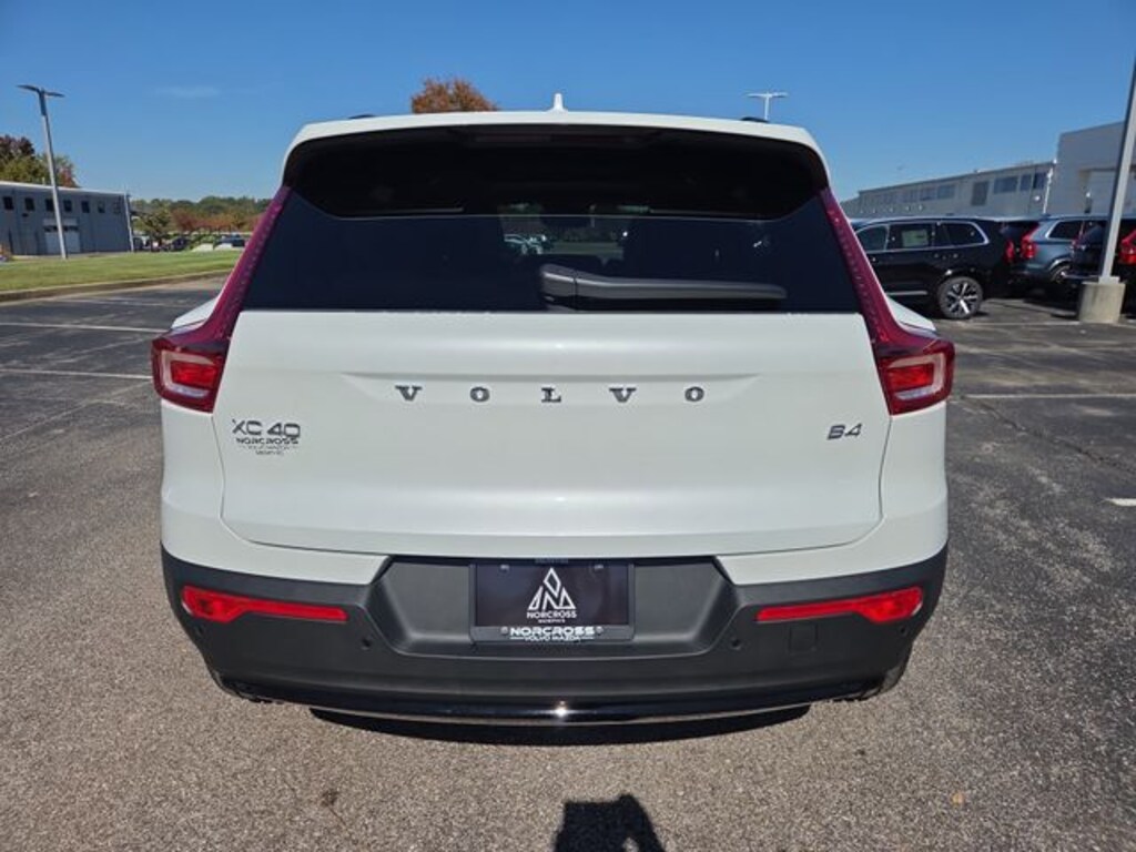 New 2026 Volvo XC40 B4 Core SUV