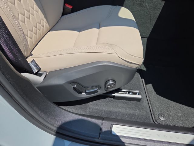 2026 Volvo XC60 Plus - Photo 20